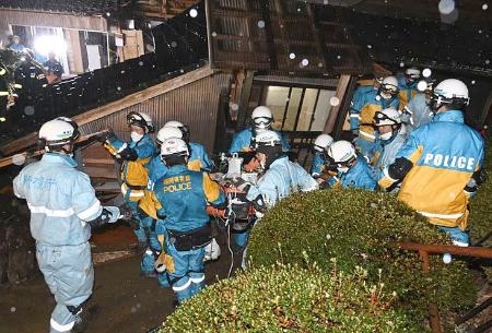 　地震発生から約１２４時間が経過した６日夜、倒壊家屋から９０代の女性を救出する警視庁と福岡県警の警察官ら＝石川県珠洲市（警視庁提供）
