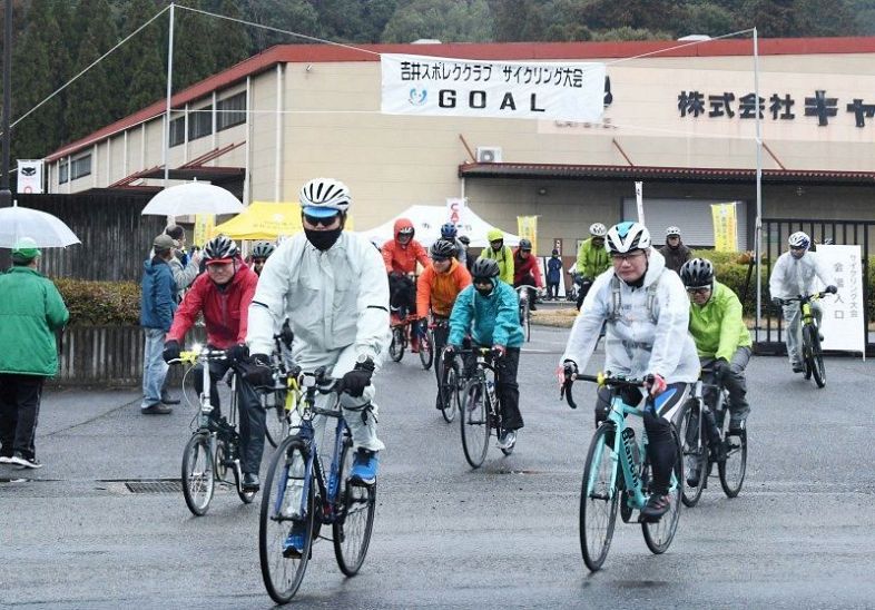 片鉄ロマン街道 サイクリング満喫　赤磐、和気 県内外１００人が参加