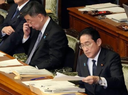 　参院本会議で質問を聞く松野官房長官（左）と岸田首相＝１１日午後