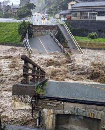 　大雨の影響で崩落した熊本県山都町の緑川支流の御船川に架かる金内橋＝３日午前（町提供）