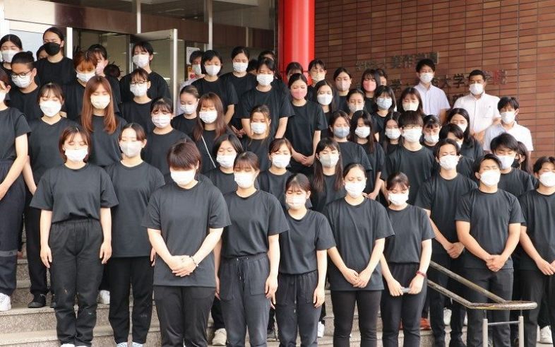 沖縄の方角に向かって黙とうする学生たち