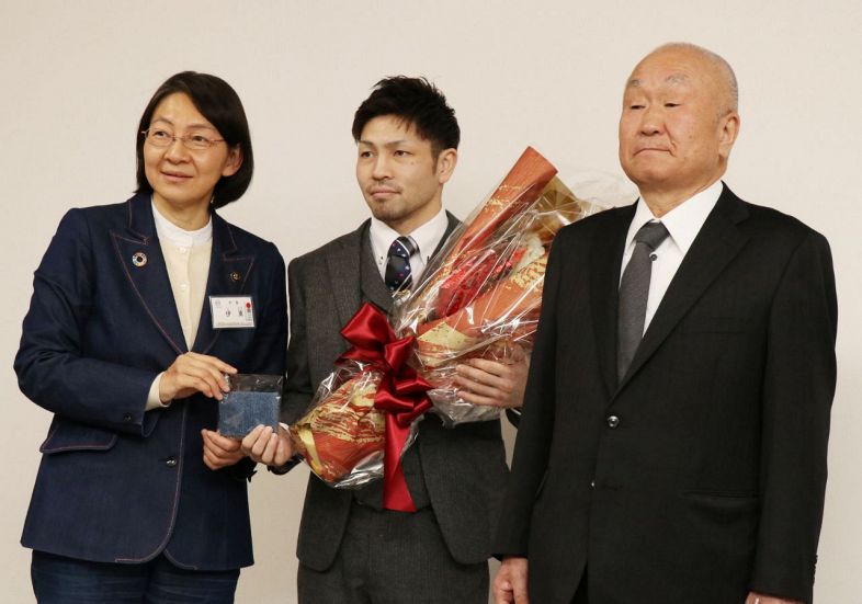 伊東市長に世界王座獲得を報告するユーリ阿久井選手（中央）と守安会長（右）