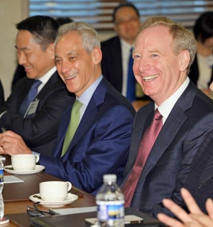 　岸田首相との面会で、笑顔を見せるマイクロソフトのブラッド・スミス社長（右）。中央はエマニュエル駐日米大使＝９日、米ワシントン（代表撮影・共同）