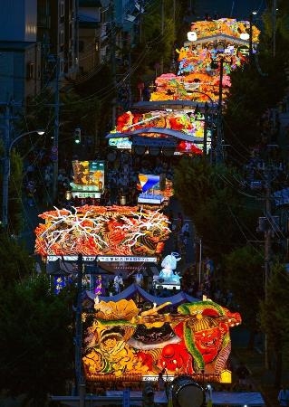 　「青森ねぶた祭」で、ずらりと並んだ色鮮やかな武者灯籠＝２日、青森市
