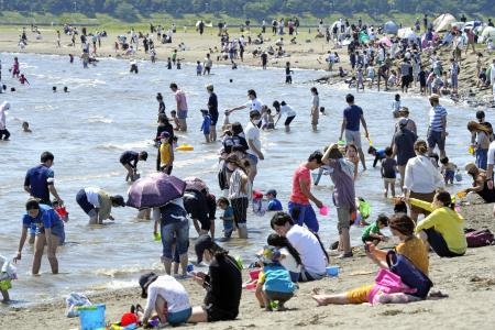 　浜辺で水遊びを楽しむ大勢の家族連れ＝５月、東京都江戸川区
