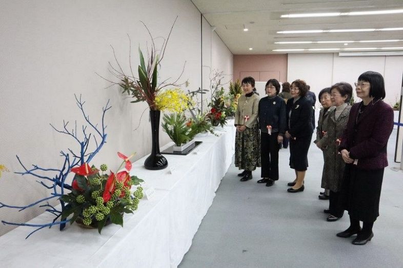 ６流派 趣向凝らした花々の競演　福山地方華道連盟展が開幕