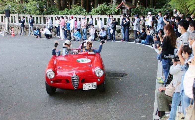 観客に見送られながら、県護国神社を出発するクラシックカー