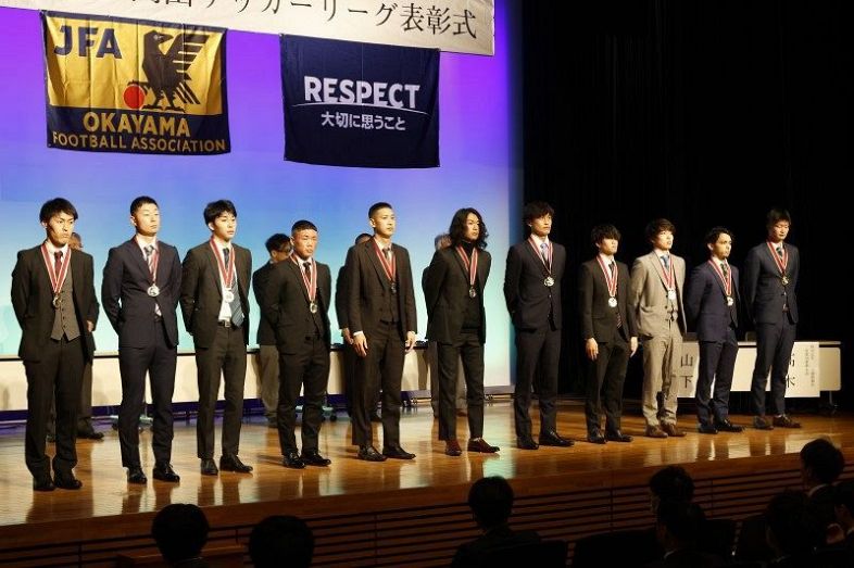 岡山リーグのベストイレブンに選ばれた選手たち＝山陽新聞社さん太ホール