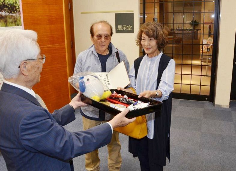 高橋まゆみさん人形展 １万人突破　倉敷の斎藤さんに記念品