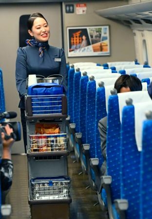 　東海道新幹線の車内ワゴン販売＝１０月、ＪＲ東京駅
