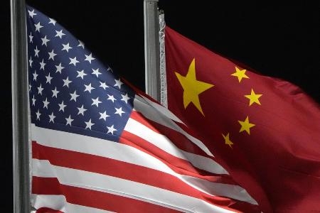　米国と中国の国旗＝昨年２月（ＡＰ＝共同）