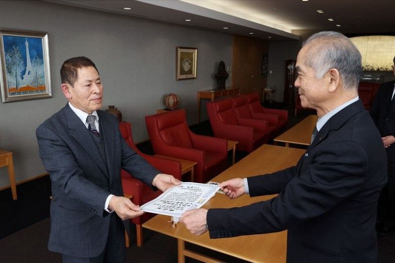 松田社長から中国・四国ブロック賞の表彰状を受け取る稲田さん（左）