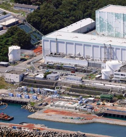 　東京電力福島第１原発の処理水を希釈、放出するための設備（手前）＝２２日（共同通信社ヘリから）