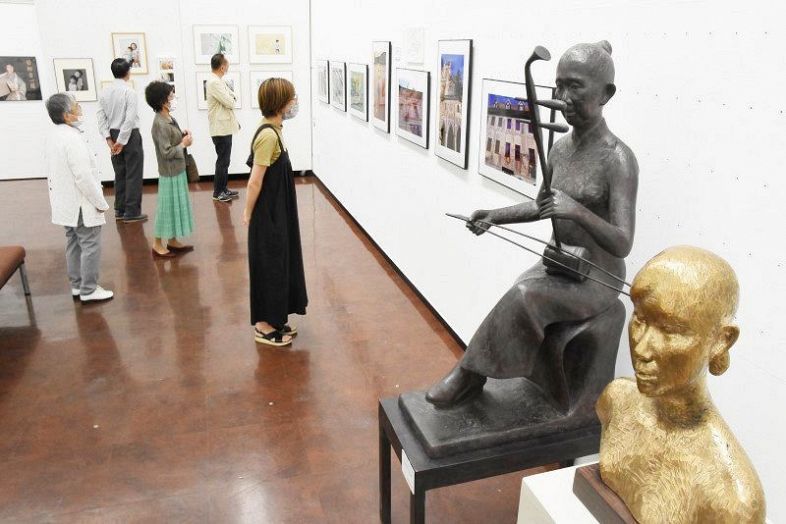 写真や彫刻が並ぶ「岡山江古田会」の作品展