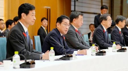 　国内投資拡大に向けた官民連携の会合で、あいさつする岸田首相（左から２人目）＝４日午後、首相官邸