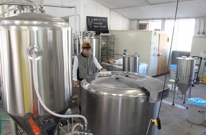 旧給食調理場を活用した醸造所で地ビール製造に励む三浦さん