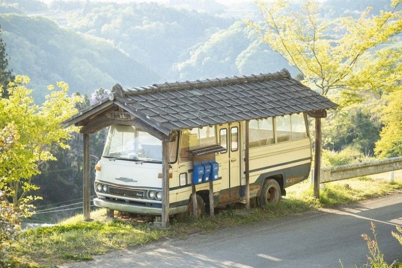 屋根と一体化したバス。集会所として使われており“室内”から望む山あいが絶景という＝美咲町和田北（一幡さん撮影）
