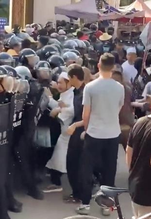 　２７日、中国雲南省玉渓市通海県のモスク前で起きた警察とイスラム教徒の住民との衝突の一場面とされる画像（ツイッターより、共同）