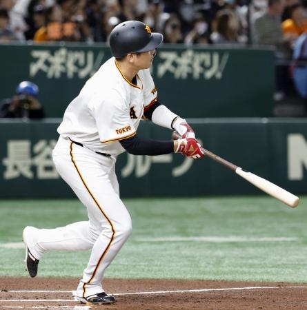 　２回、巨人・坂本が左中間に先制本塁打を放つ＝東京ドーム