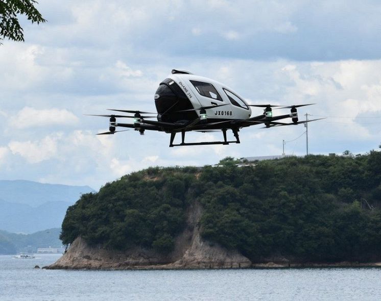 シーパーク大浜の海岸線を飛行する「空飛ぶ車」の実験機