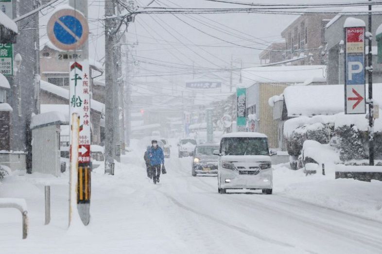 一面に雪が積もった津山市街地＝２５日午前８時２０分