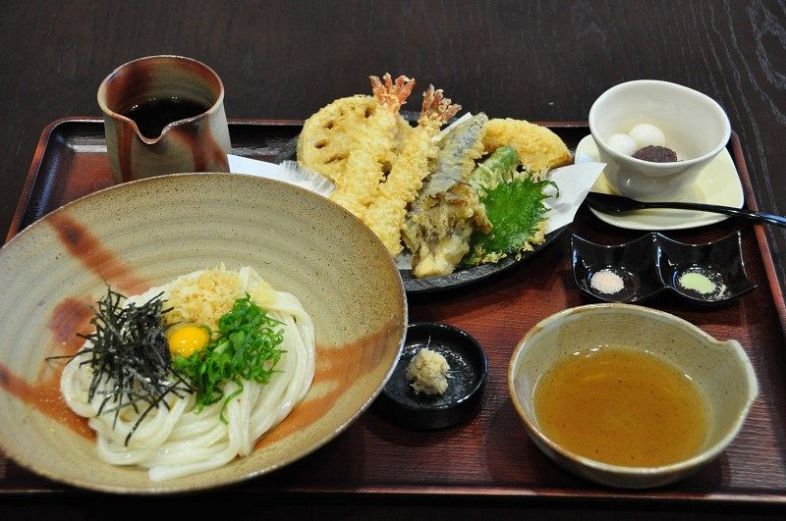 連島地区産レンコンなどの天ぷらとぶっかけうどんのセット