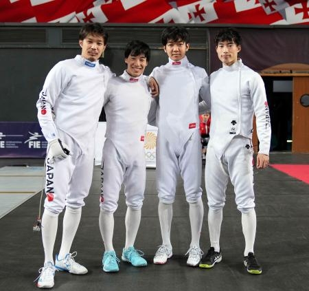　フェンシングＷ杯の男子エペ団体で５位となり、パリ五輪出場権を獲得した日本の（左から）山田、加納、松本、古俣＝トビリシ（日本フェンシング協会提供・共同）