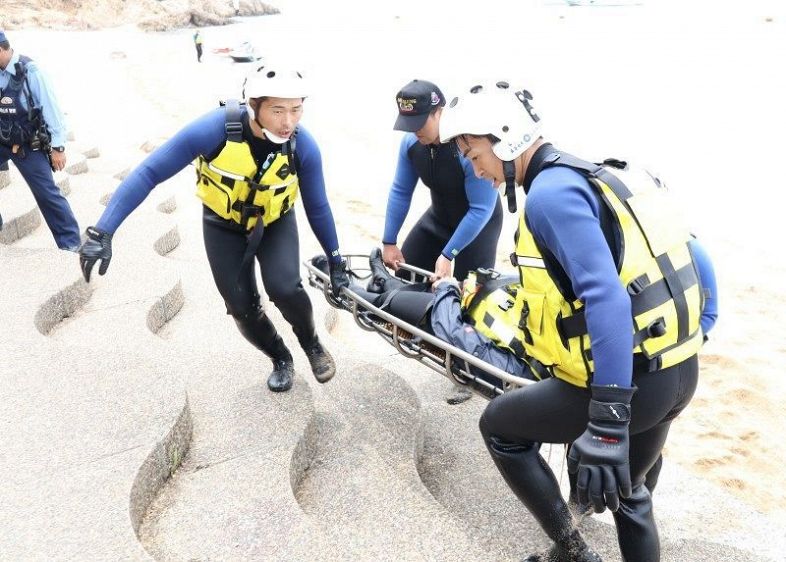 水難事故を想定した救助訓練に取り組む岡山県警機動隊員ら