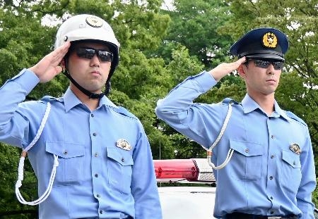 　サングラスを着用した富山県警の警察官＝２３日午後、富山市