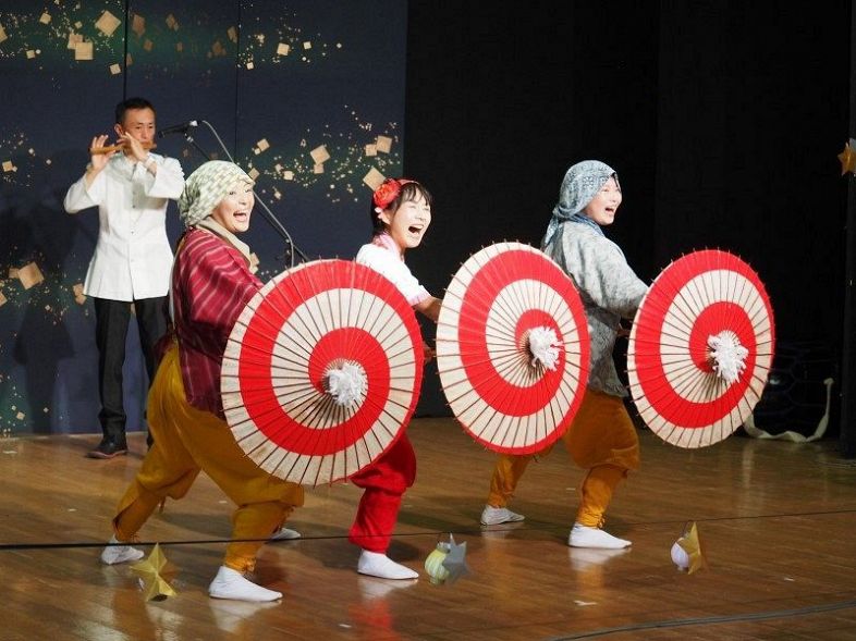 劇団「わらび座」は栃木、群馬両県に伝わる民謡「八木節」を披露する