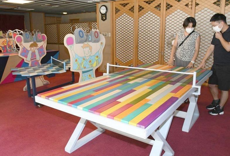 美作三湯芸術温度で展示されたカラフルな卓球台＝昨年１０月、真庭市内