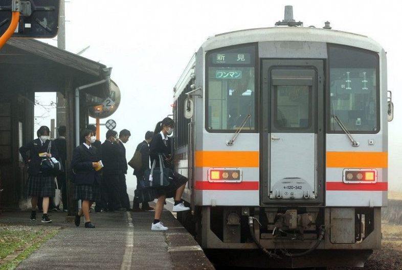 通学でＪＲ芸備線の車両に乗り込む高校生たち。岡山県の調査では鉄路が貴重な通学手段となっている実態が浮かんだ＝昨年１１月、新見市・野馳駅