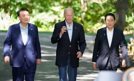 　日米韓首脳会談を終え、記者会見に臨む（右から）岸田首相、バイデン米大統領、韓国の尹錫悦大統領＝１８日、米ワシントン近郊・キャンプデービッド（共同）