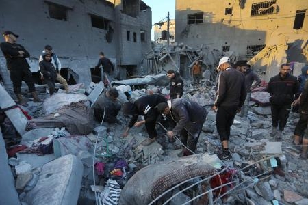 　２８日、パレスチナ自治区ガザ中部デールバラハで、捜索や救助活動をする住民（ゲッティ＝共同）