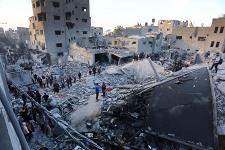 　イスラエル軍の攻撃現場で捜索救助活動を行う地元住民ら＝２月２８日、パレスチナ自治区ガザ中部デールバラハ（ゲッティ＝共同）