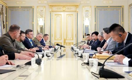 　ウクライナのゼレンスキー大統領（左から２人目）を表敬する林外相（右から２人目）＝９日、キーウ（外務省提供）