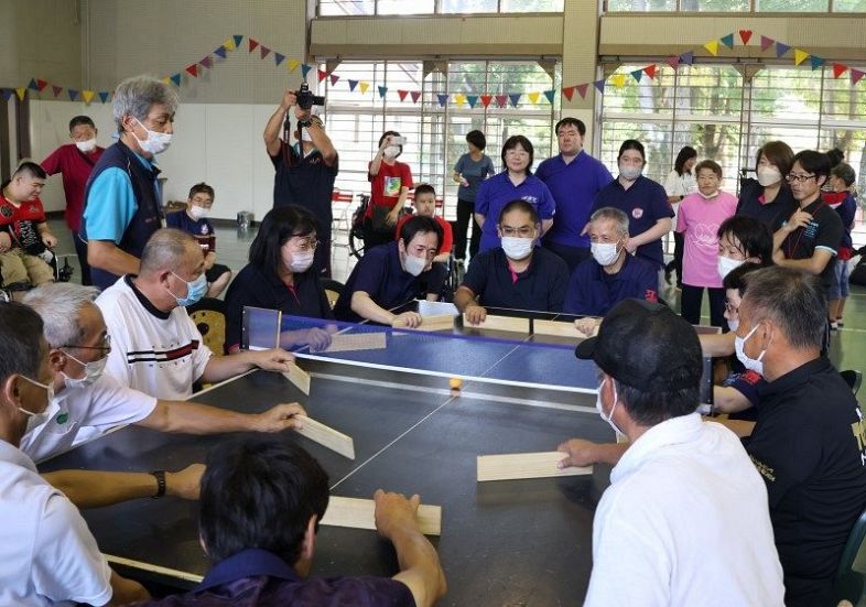 障害有無関係なし「卓球バレー」　岡山で大会 ピンポン球を打ち返す
