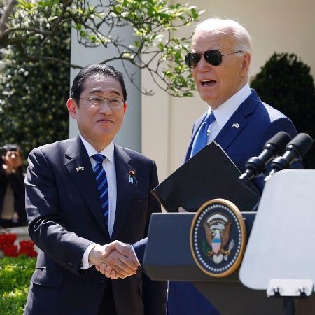 　会談後の共同記者会見で握手する岸田首相（左）とバイデン大統領＝１０日、米ホワイトハウス（共同）