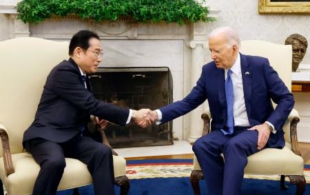　首脳会談で握手を交わす岸田首相（左）とバイデン大統領＝１０日、米ホワイトハウス（共同）