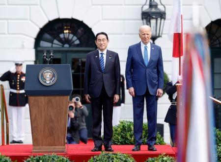 　首脳会談を前に、米ホワイトハウスでの歓迎式典に臨む岸田首相（左）とバイデン大統領＝１０日（共同）