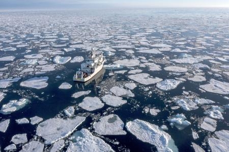 　ノルウェー・スバルバル諸島沖の北極海。温暖化で海氷の縮小が加速している＝２０２２年７月（アナトリア通信提供・ゲッティ＝共同）
