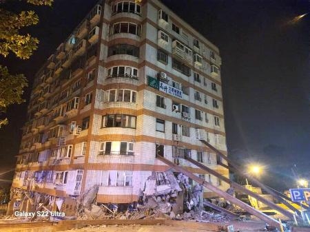 　２３日未明、台湾東部・花蓮で地震で被害を受けたマンション（中央通信社＝共同）