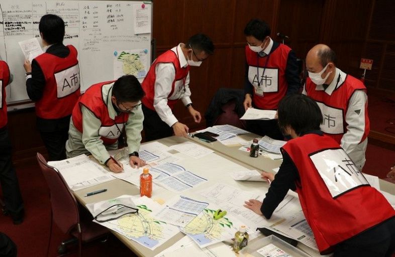 岡山県や市町村職員らが災害廃棄物処理の対応を確認した図上訓練