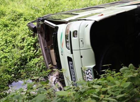 　鹿児島市の県道で横転事故を起こしたバス＝１９日午後