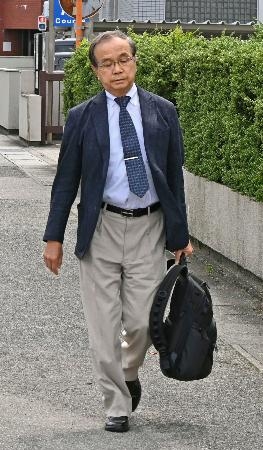 　富山地裁に訴状提出に向かう遺族代理人の松丸正弁護士＝６日午前