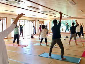 由加山の自然に触れながら、ヨガを体験できる教室。心と体のバランスを整えながら、ご利益も授かれると話題だ。