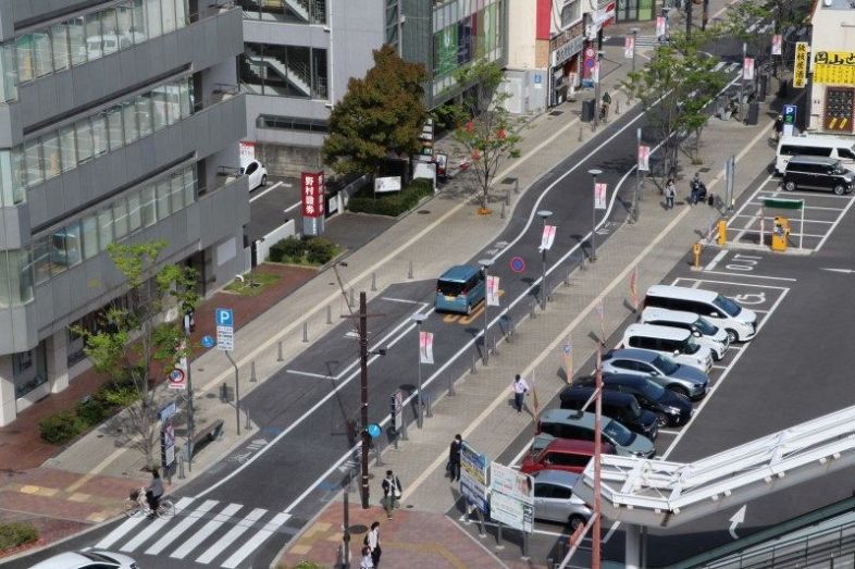 岡山市が１車線化の事業効果をまとめたハレまち通り。歩行者が増えるなど一定の成果がうかがえる
