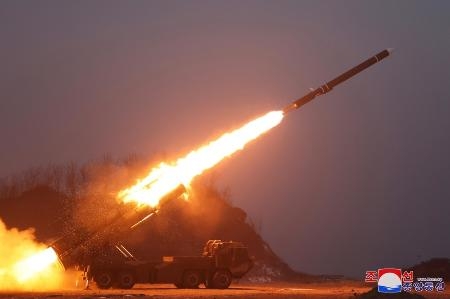 北朝鮮、１９日に巡航弾発射実験　「超大型弾頭」の威力確認