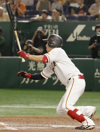 　１２回巨人１死一、二塁、増田大が中越えにサヨナラ打を放つ＝東京ドーム