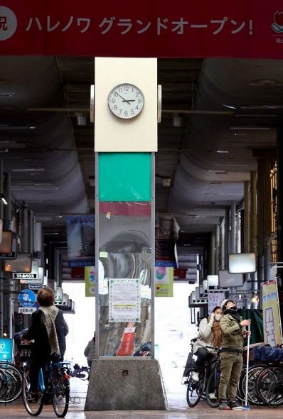 ２０日に撤去が始まった岡山市表町商店街南部の時計台